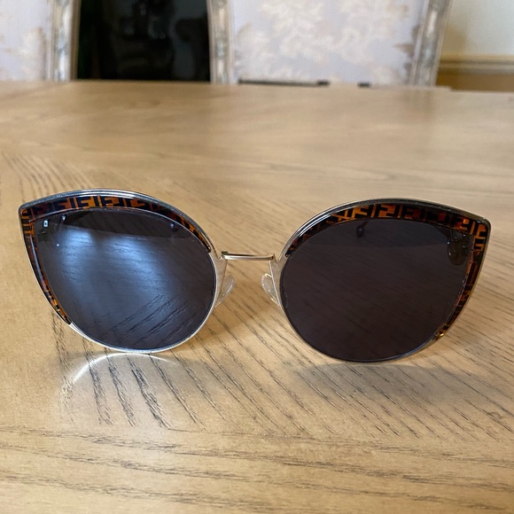 ❤️ Authentic Fendi Monogram Sunglasses